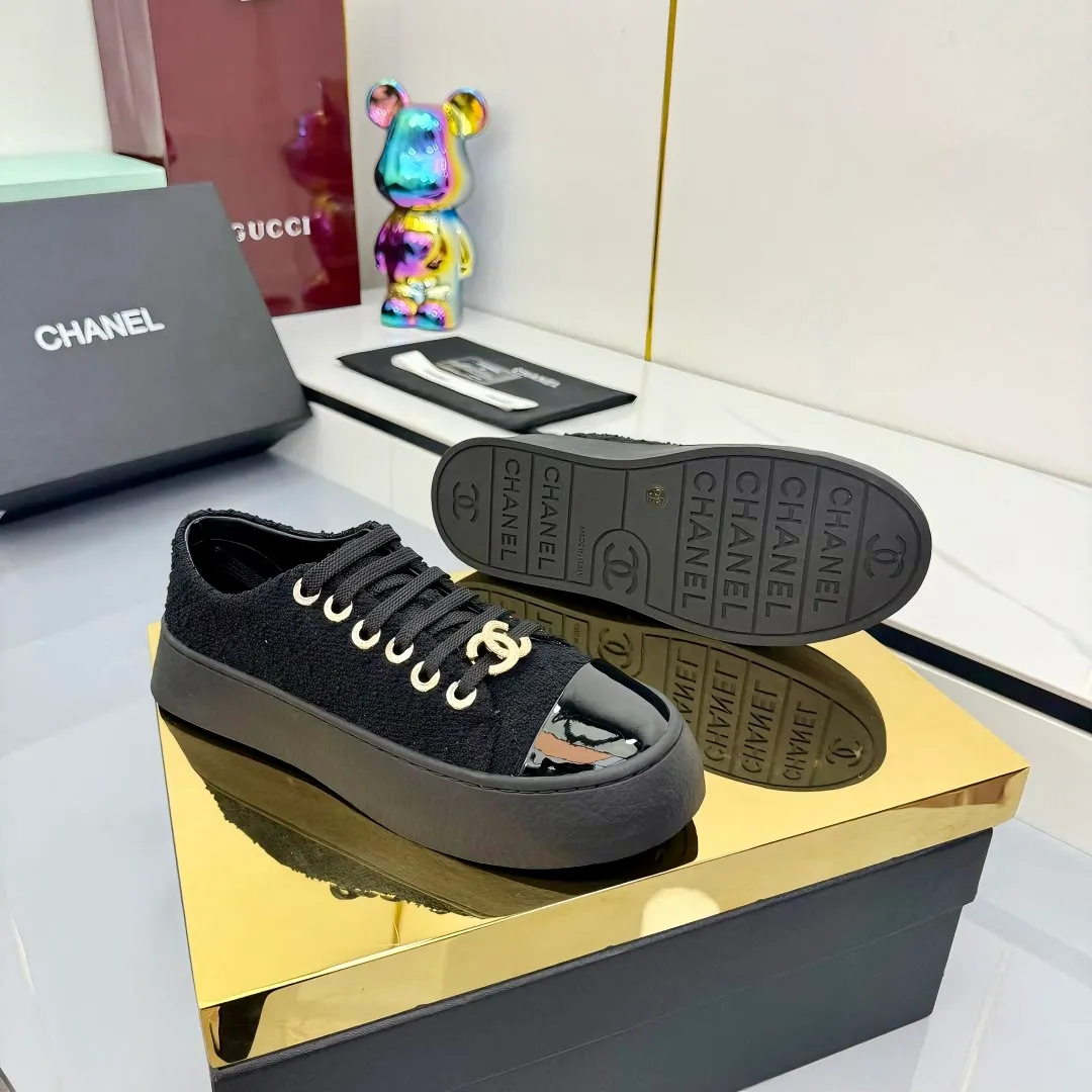 👟👟Ex-factory price 520👟👟 Top-quality cloth-covered version, original quality! ! ! Chanel Chanel - 2025 biscuit shoes, the top casual sports shoes in the counter, this classic design; the upper is electro-embroidered with a variety of craftsmanship; the outsole is fashionable and sporty; the extraordinary inclusion of a variety of color elements... The diversified mix and match is very good-looking and versatile, casual, fashionable, sports, and outdoor can be taken into account... ꫛꫀꪝ Go➫ Material: ❶Upper: Original first-layer cowhide ❷Inner: Sheepskin ❸Outsole is based on: Original TPU combination outsole. Full set of boutique packaging for women 35–40-41. Customized. Non-refundable. 👉